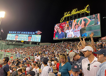 写真 満席のFenway Park (Boston Red Sox vs. New York Yankees)