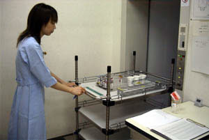 １階中央採血室ダムウェーダー（検体搬送用エレベーター）