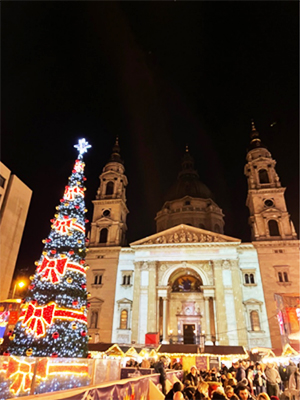 ヨーロッパの綺麗なクリスマスマーケットで一位になった聖イシュトヴァーン大聖堂前のクリスマスマーケット