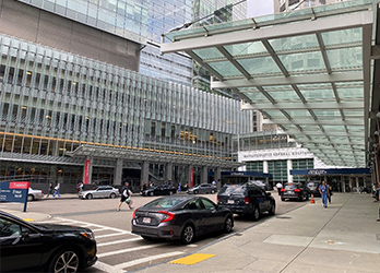 写真 Massachusetts General Hospital の正面玄関