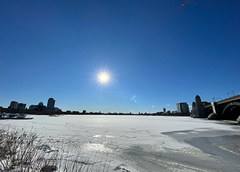 写真 川一面が凍ったCharles River