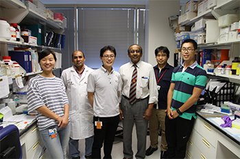 写真 Dr. Martyn(右から3人目)